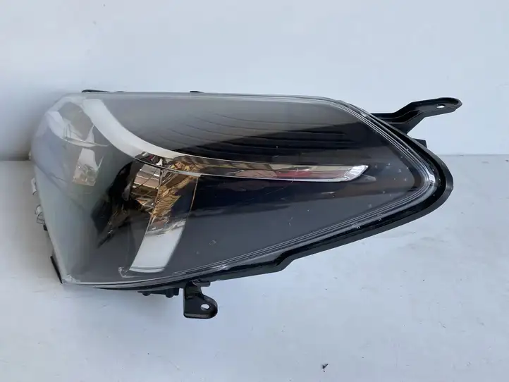 Toyota Yaris (2014 - 2019) Передняя фара — фото 12