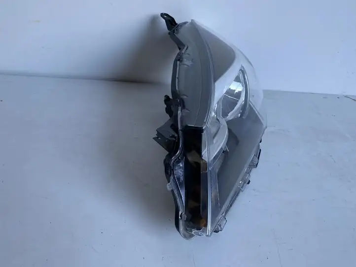 Toyota Yaris (2014 - 2019) Передняя фара — фото 2