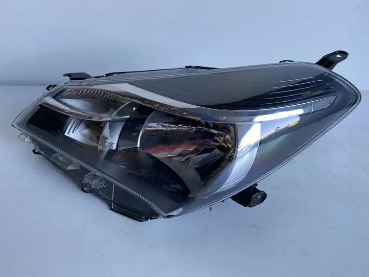 Toyota Yaris (2014 - 2019) Передняя фара — фото 4