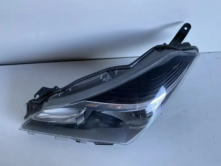 Toyota Yaris (2014 - 2019) Передняя фара — фото 6
