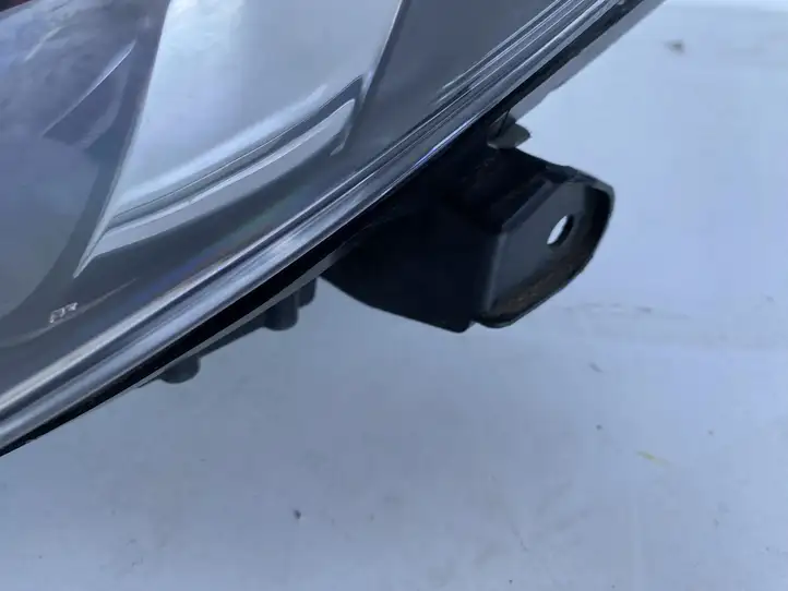 Toyota Yaris (2014 - 2019) Передняя фара — фото 9
