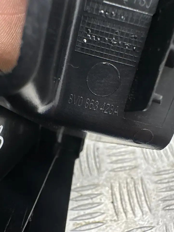 Audi A3/S3 8V (2012 - 2016) 8V0863423A Держатель шторки — фото 3