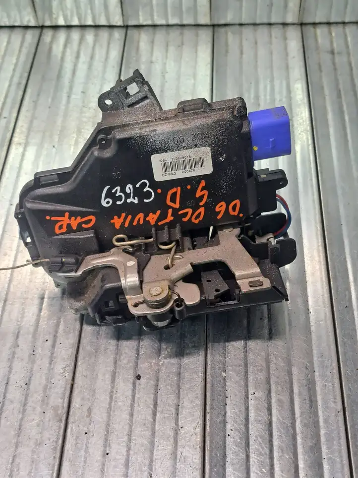 Skoda Octavia Mk2 (1Z) (2004 - 2013) 7L0839016 Замок задней двери — фото 3
