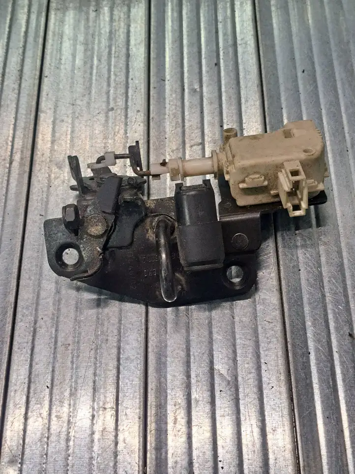 Skoda Fabia Mk1 (6Y) (1999 - 2007) 6Y0827511A Замок крышки багажника — фото 1