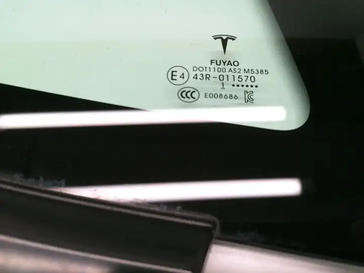 Tesla Model 3 (2017 - 2023) 1514979-00-B Заднее боковое стекло — фото 3