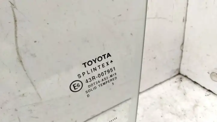 Toyota Corolla E120 E130 (2000 - 2004) 43R007951 Стекло передней двери — фото 8