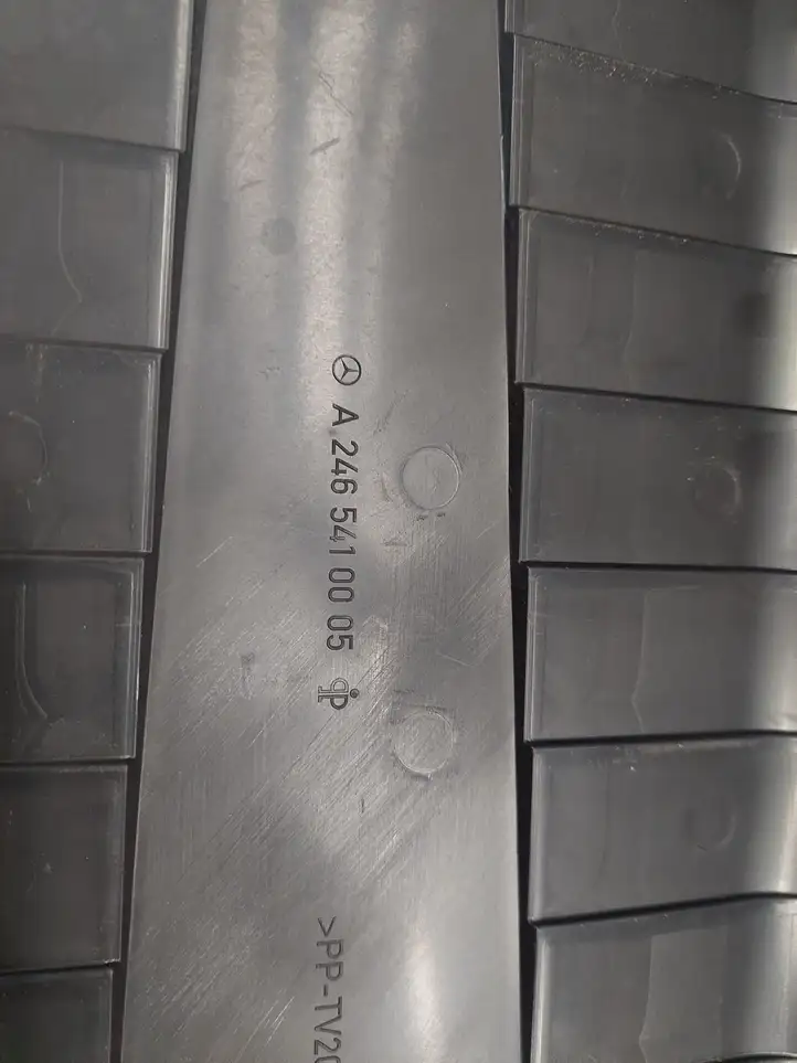 Mercedes-Benz CLA C117,X117,W117 (2013 - 2019) A2465410005 Крышка ящика аккумулятора — фото 2