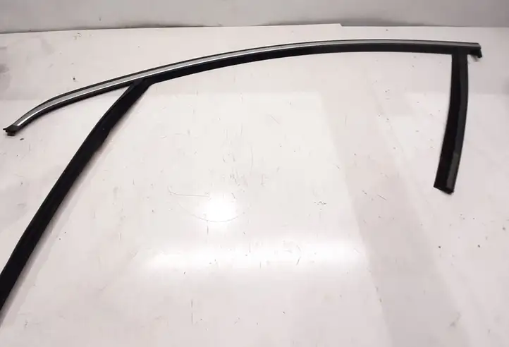 Volvo V60 (2013 - 2018) 31347533 Накладка стекла передней двери — фото 1