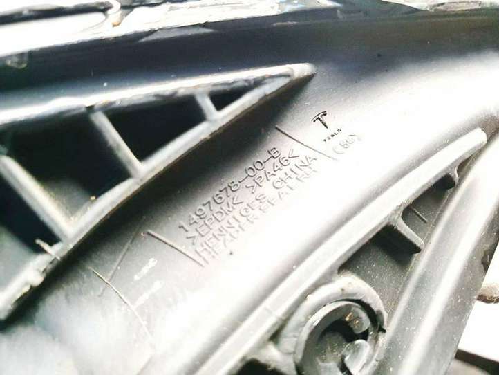 Tesla Model Y (2019 - )  149767800b Уплотнительная резина передней двери (на дверях)