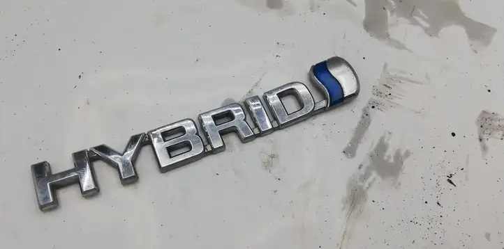 Toyota Prius (NHW20) (2003 - 2009) Эмблема производителя — фото 2