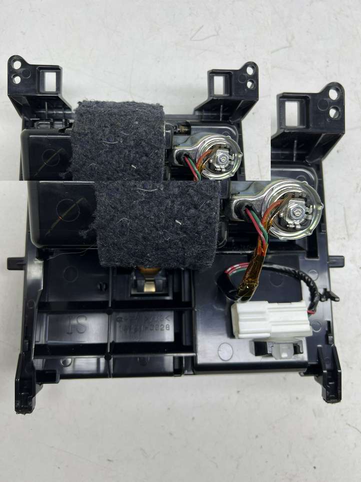 Lexus IS 220 (2005 - 2010)  1A421032G Отделка пепельницы