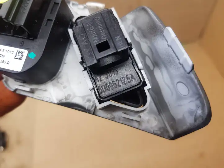 Volkswagen Golf VII (2013 - 2019) 5G0962125A Включатель центрального замка — фото 4