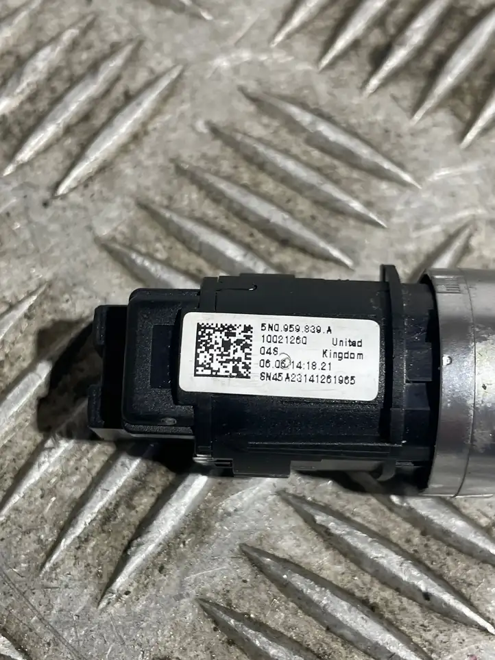 Volkswagen Tiguan (2011 - 2016) 5N0959839A Включатель зажигания и стартера — фото 4