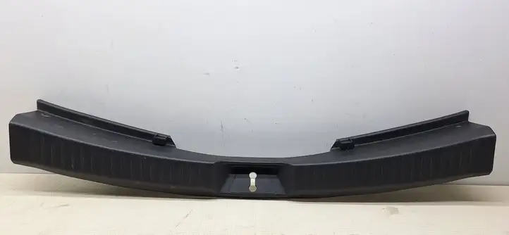 (2012 - 2015) KD456889X Отделка порога багажника — фото 1