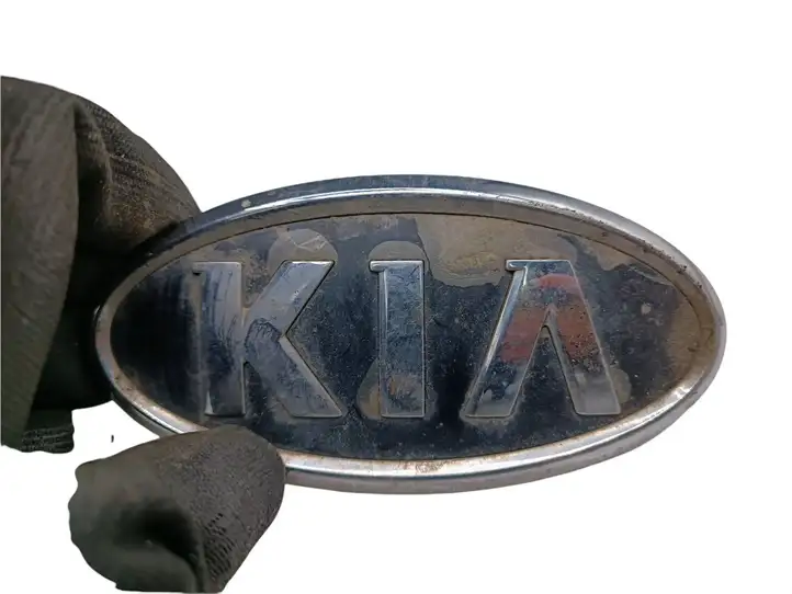 Kia Sorento (2002 - 2006) Эмблема производителя — фото 3