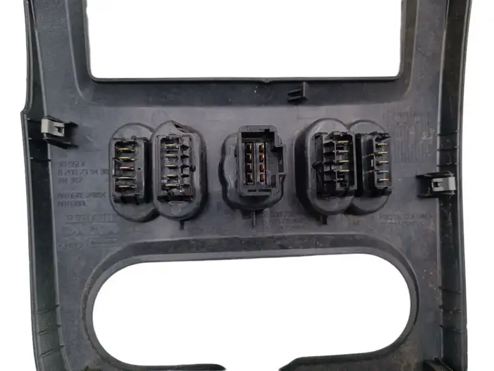 Dacia Sandero (2008 - 2012) 8200739438 Включатель аварийных фонарей — фото 4