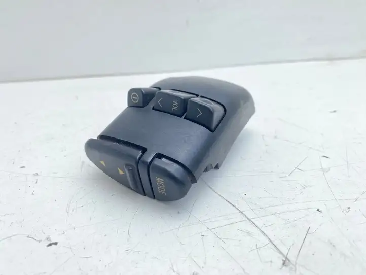 Toyota Avensis T220 (2000 - 2003) 8623020010 Кнопки на рулевом колесе — фото 1