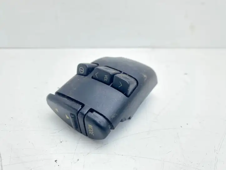 Toyota Avensis T220 (2000 - 2003) 8623020010 Кнопки на рулевом колесе — фото 1