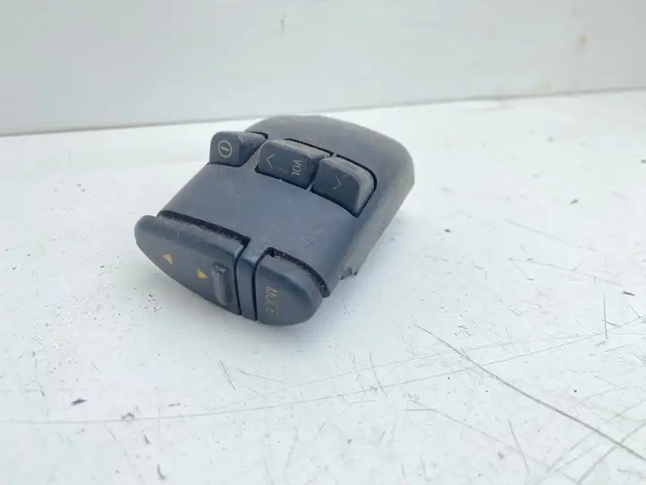 Toyota Avensis T220 (2000 - 2003) 8623020010 Кнопки на рулевом колесе — фото 1