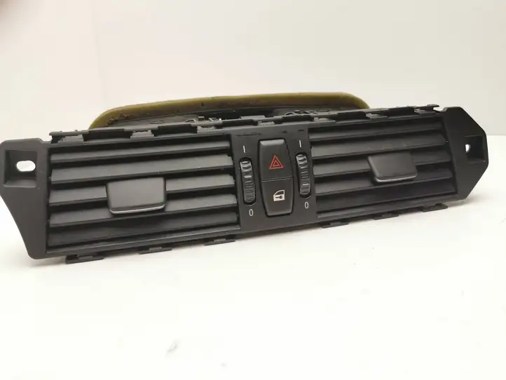 BMW 5 E60 E61 (2004 - 2010) 6910734 Центральный воздушный дефлектор — фото 1
