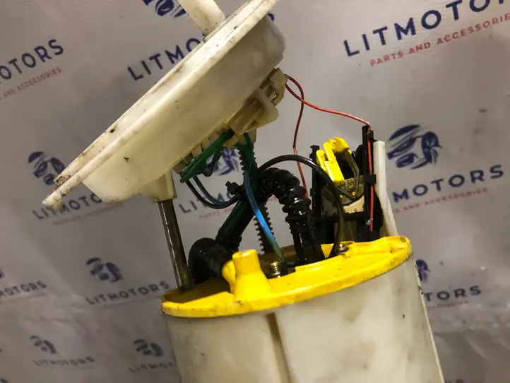 BMW 5 E60 E61 (2004 - 2010) 6765848 Топливный насос (в баке) — фото 4