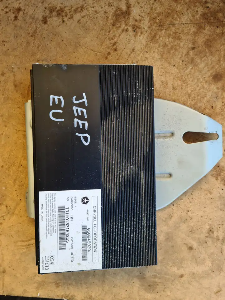 Jeep Grand Cherokee (2010 - 2021) 05064533AJ Усилитель звука — фото 5