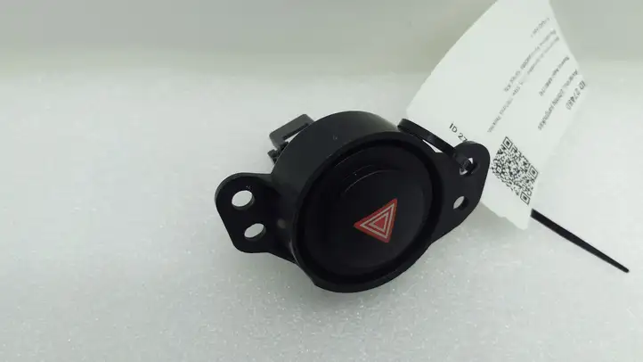 Toyota Aygo AB40 (2014 - 2018) 15B424 Включатель аварийных фонарей — фото 1