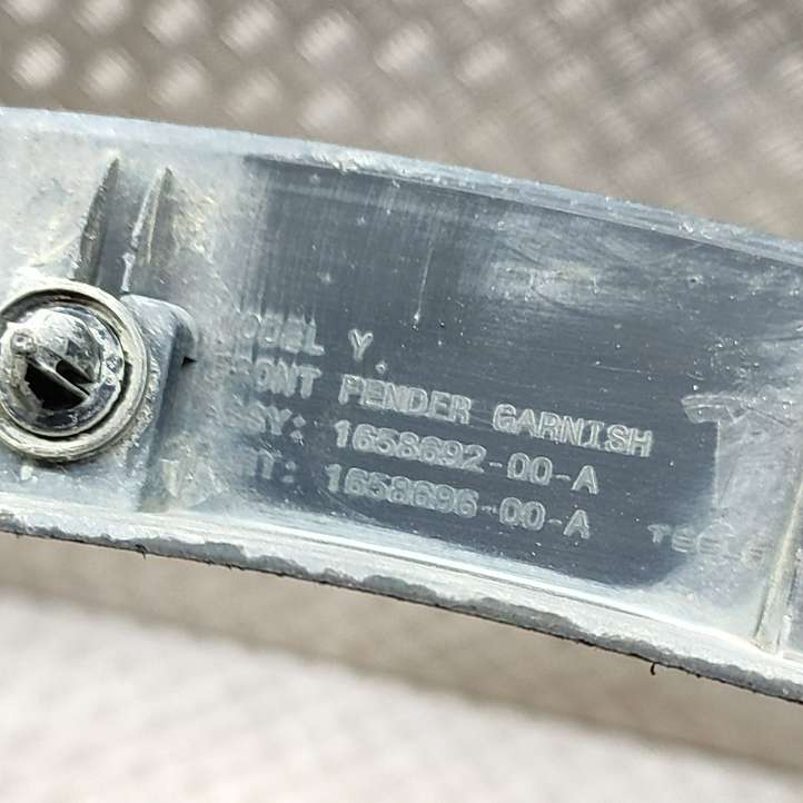 Tesla Model Y (2019 - 2024)  165869200A Накладка на крыло