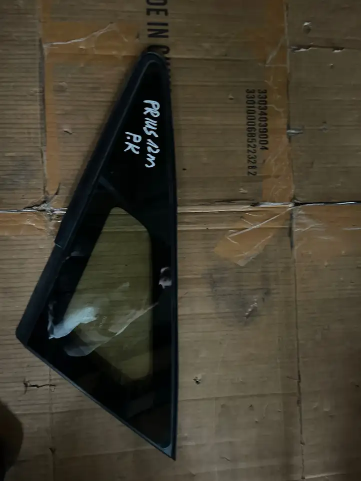 Toyota Prius (XW30) (2009 - 2015) Треугольное стекло кузова — фото 1