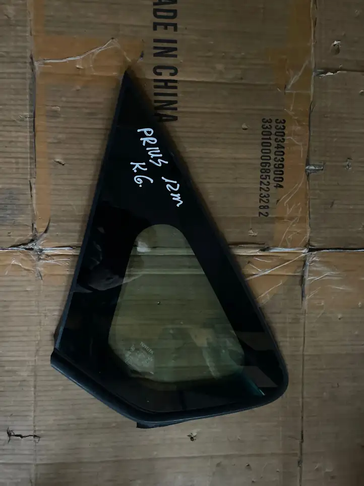 Toyota Prius (XW30) (2009 - 2015) Заднее боковое стекло — фото 1