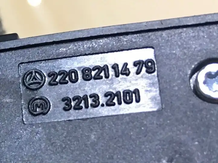 Mercedes-Benz E W213 (2016 - ) A2208211479 Кнопка закрытия багажника — фото 3
