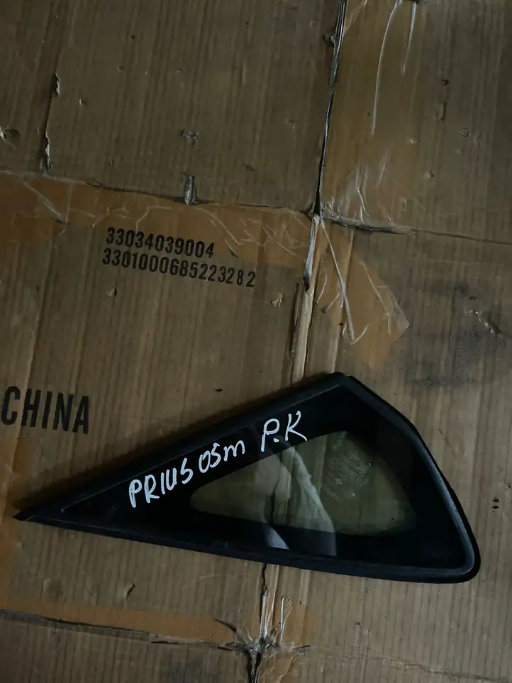 Toyota Prius (XW20) (2003 - 2009) Треугольное стекло кузова — фото 1