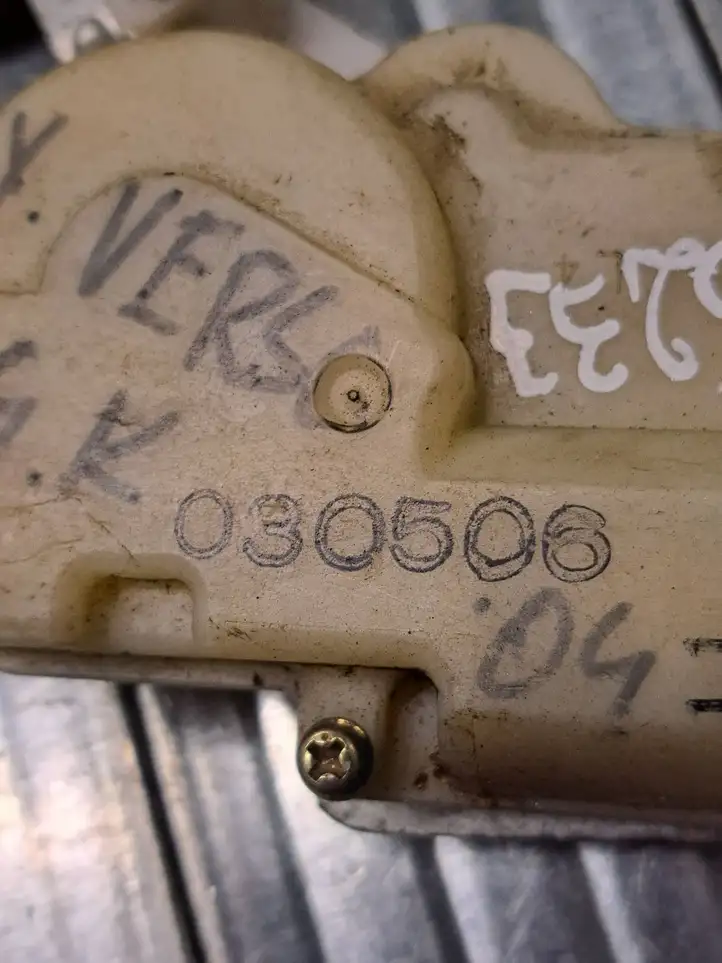 Toyota Yaris Verso (1999 - 2005) 030506 Замок задней двери — фото 3