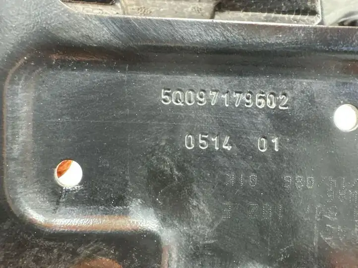 Audi A3/S3 8V (2012 - 2016) 5Q097179602 Кронштейн аккумулятора гибридного автомобиля — фото 7