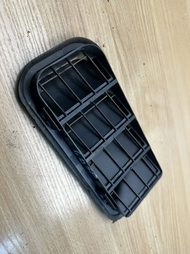 Volkswagen Golf Sportsvan (2014 - 2017) 7N0819465D Решетка в крыле — фото 3