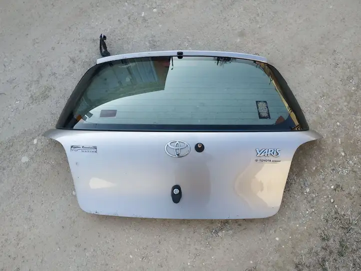 Toyota Yaris (1999 - 2003) 821840D020 Крышка багажника — фото 1