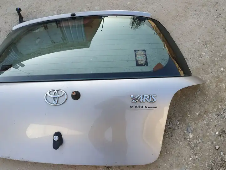 Toyota Yaris (1999 - 2003) 821840D020 Крышка багажника — фото 2
