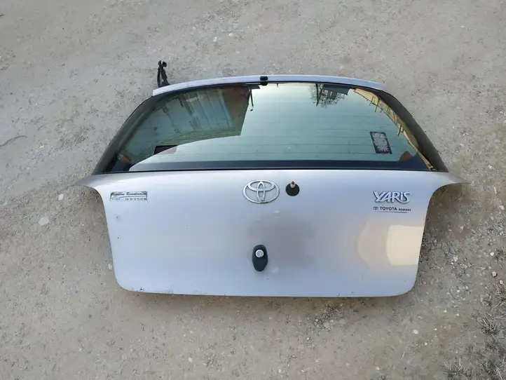 Toyota Yaris (1999 - 2003) 821840D020 Крышка багажника — фото 4