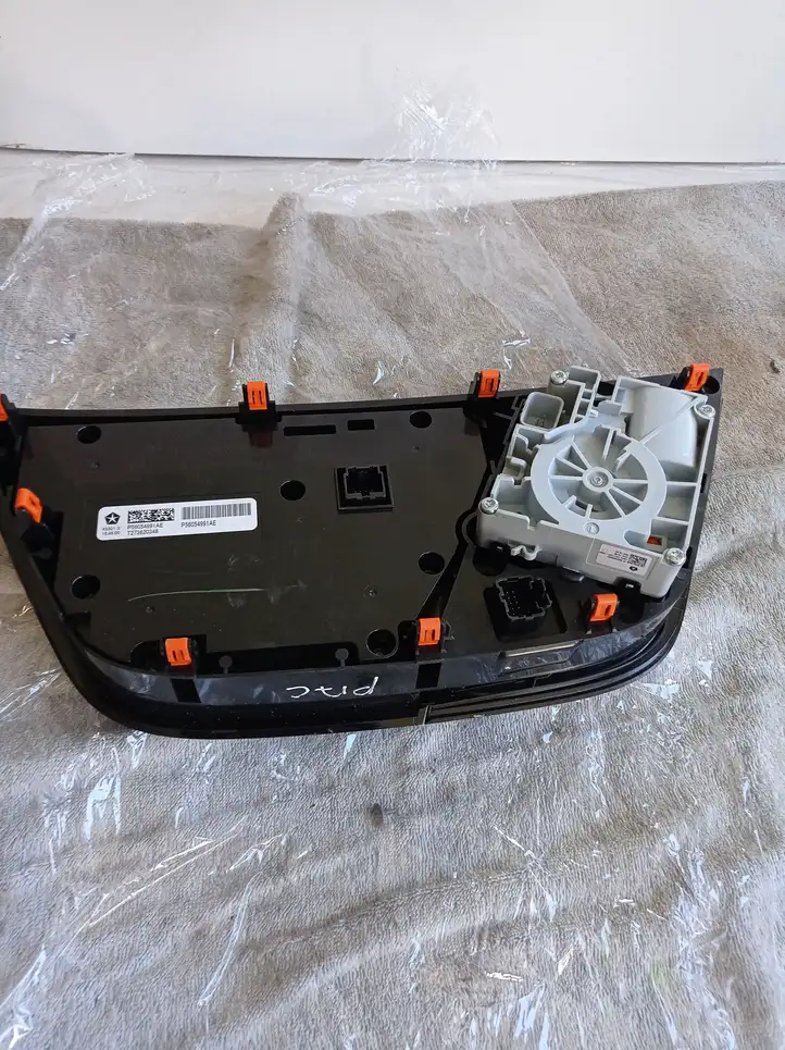 Chrysler Pacifica (2016 - ) P56054991 Кнопка кондиционера — фото 2