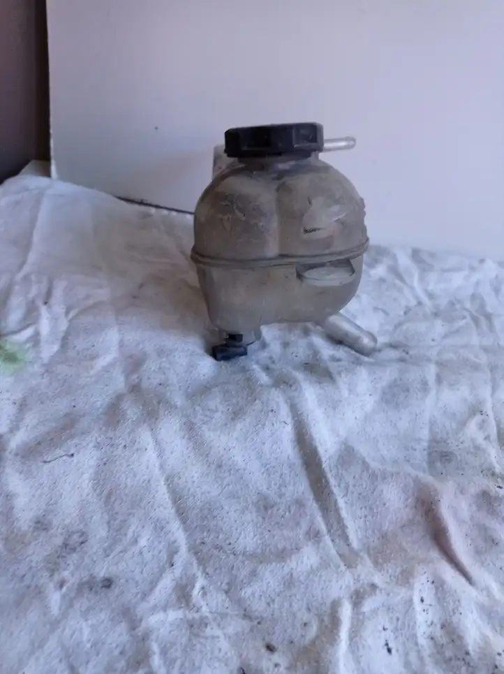 Chrysler Pacifica (2016 - ) 68237842AC Расширительный бачок — фото 2