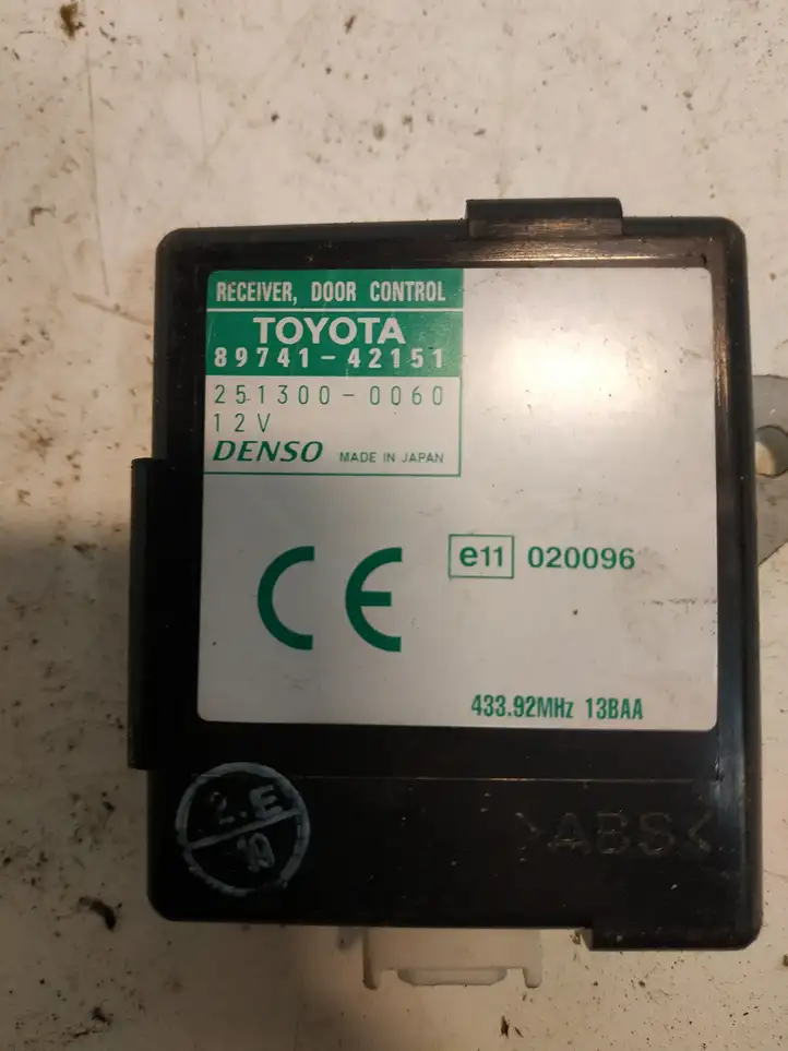 Toyota RAV 4 (XA20) (2000 - 2005) 8974142151 Блок управления дверью — фото 3