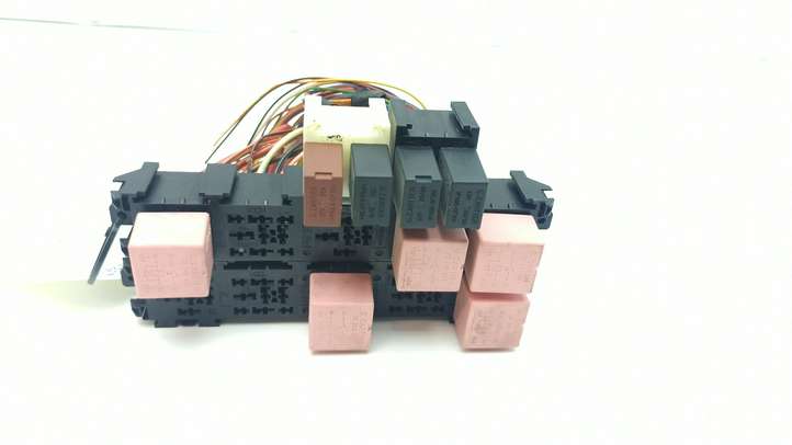 Nissan Primastar (2001 - 2014)  7703297572 Блок монтирования реле