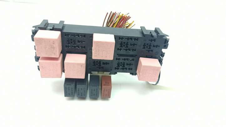 Nissan Primastar (2001 - 2014)  7703297572 Блок монтирования реле