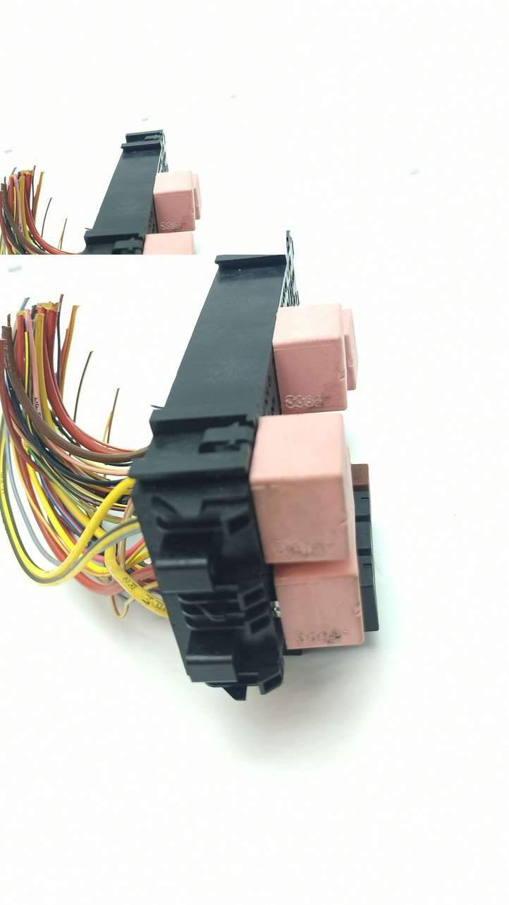 Nissan Primastar (2001 - 2014)  7703297572 Блок монтирования реле