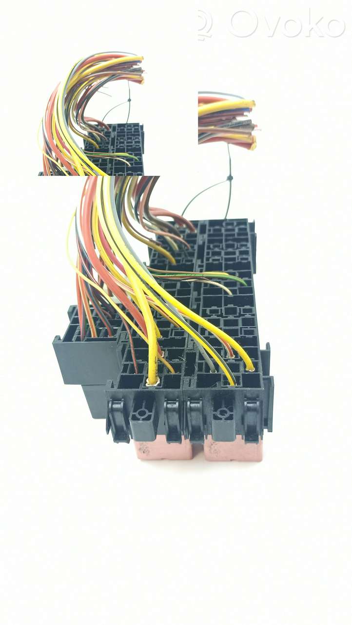 Nissan Primastar (2001 - 2014)  7703297572 Блок монтирования реле