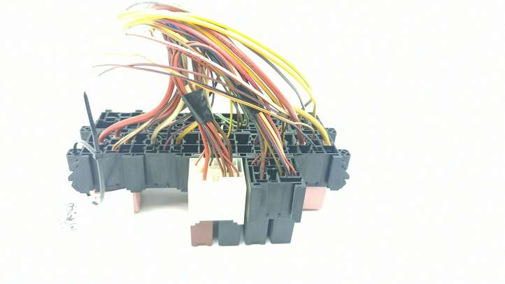 Nissan Primastar (2001 - 2014)  7703297572 Блок монтирования реле