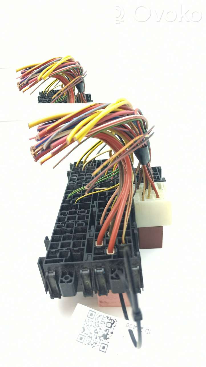 Nissan Primastar (2001 - 2014)  7703297572 Блок монтирования реле