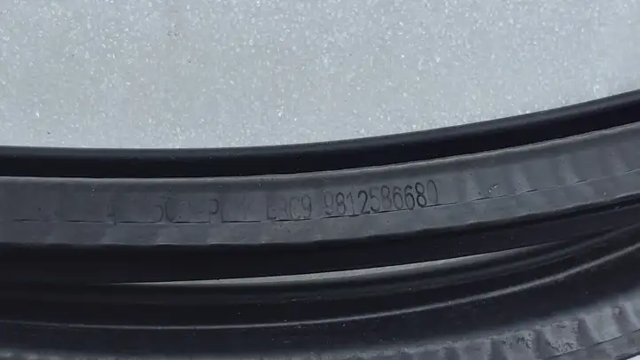 Peugeot 5008 II (2017 - 2020) 9812586680 Уплотнитель кузова — фото 2