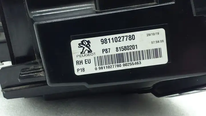 Peugeot 5008 II (2017 - 2020) 9811027780 Задний фонарь в крышке багажника — фото 4