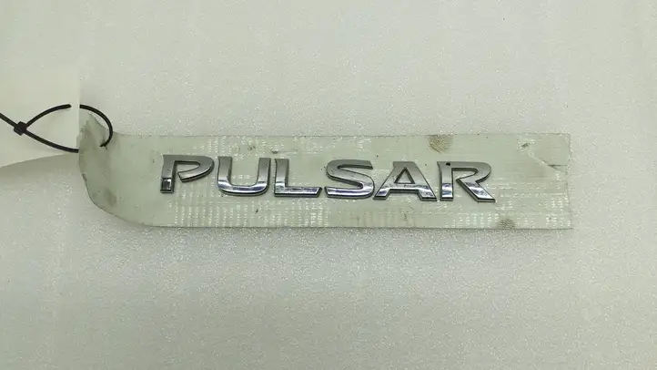 Nissan Pulsar (2014 - 2018) Эмблема производителя — фото 1